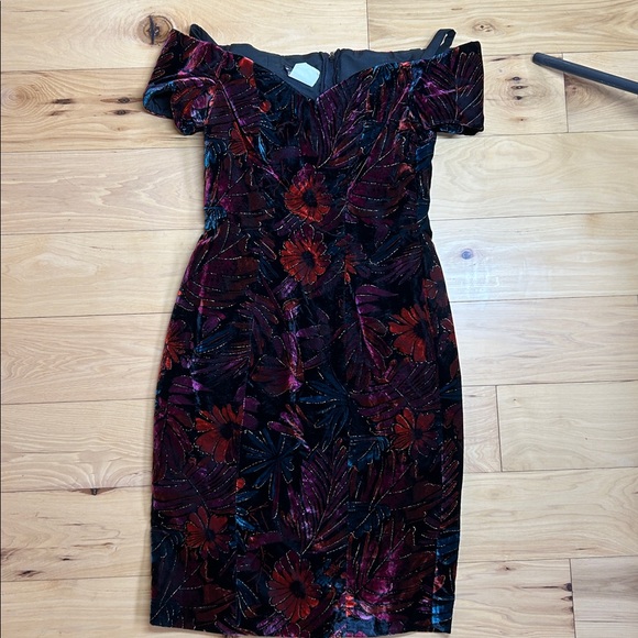 TC Petites Dresses & Skirts - TC Petites Vintage Floral Velvet Off-Shoulder Dress | Size 6